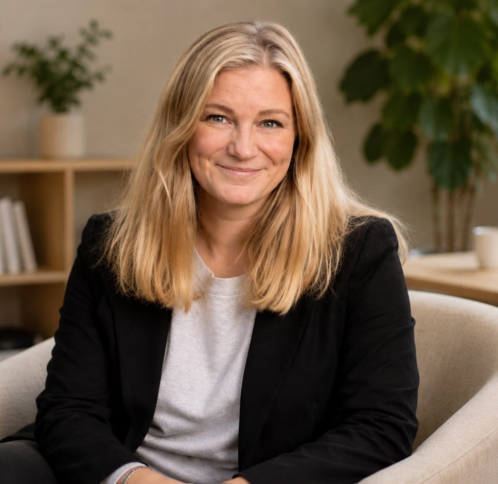 Michaela Malm sitter i en fåtölj i sitt arbetsrum.